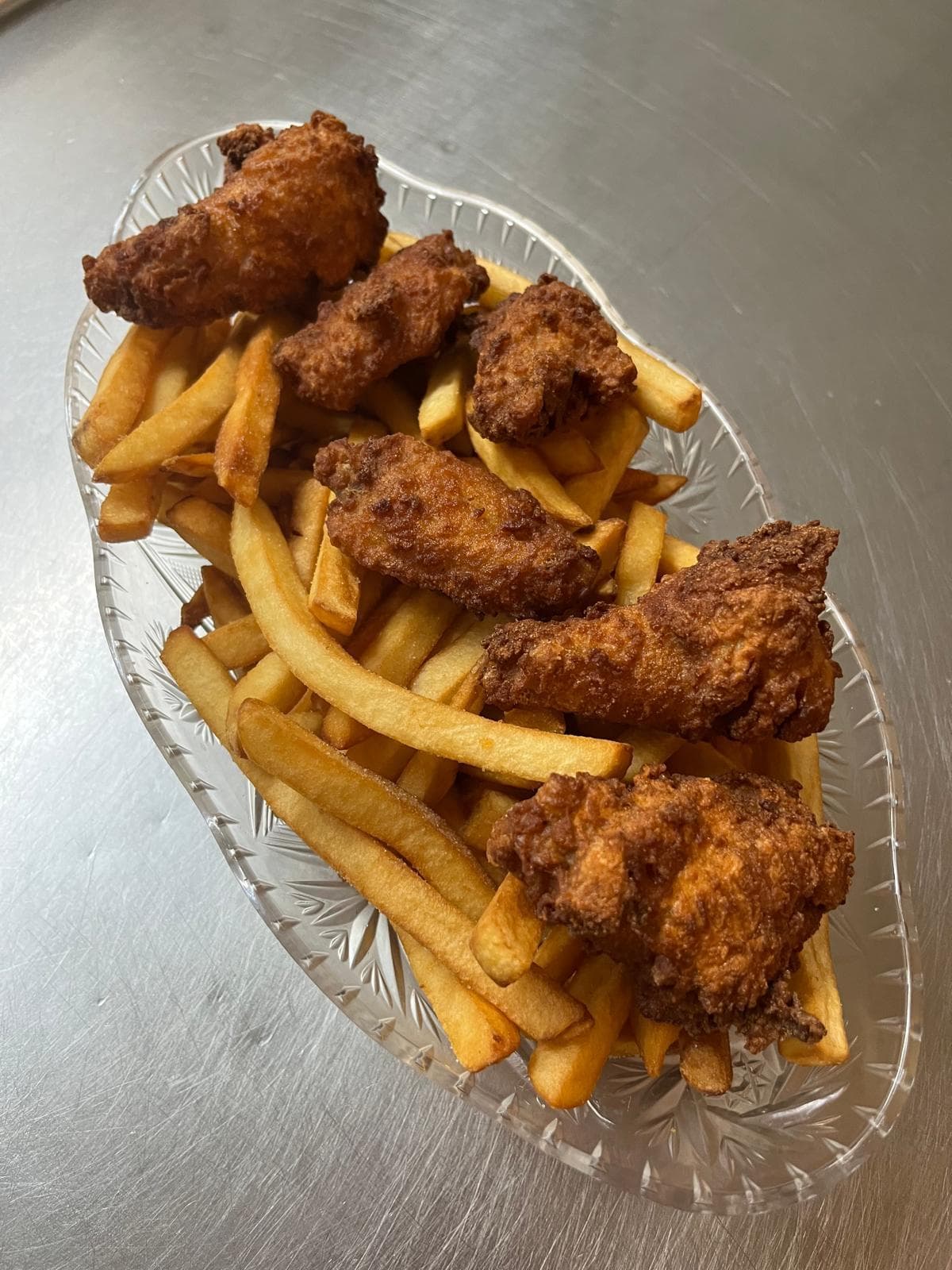 Asas de frango e batatas fritas